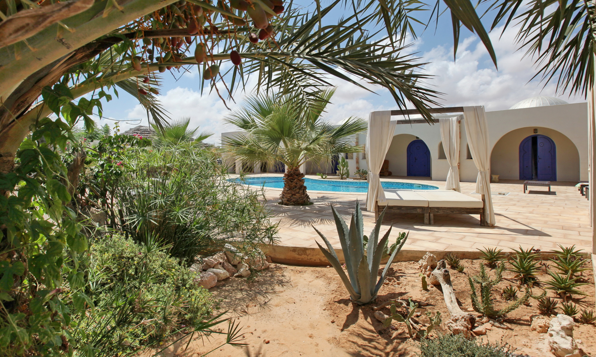 séjourner à Dar Nesma : Le jardin et la piscine.