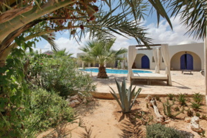 séjourner à Dar Nesma : Le jardin et la piscine.